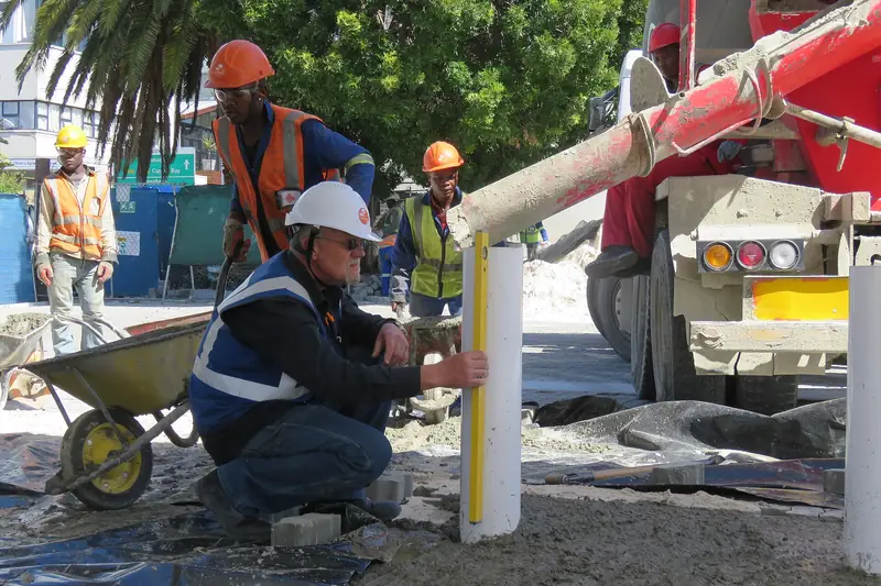 Beton pompası hortumu ile hazır beton dökümü yapan ekip