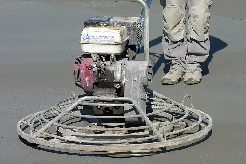 Perdahlanmış beton yüzey üzerinde helikopter perdah makinesi