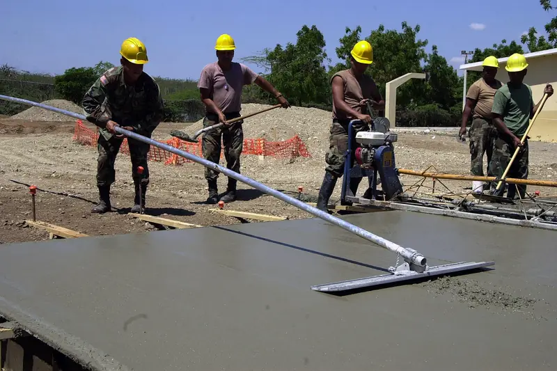 Endüstriyel saha betonunun mastar ve perdah ile düzeltilmesi